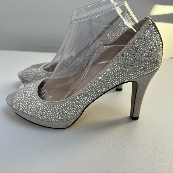 Adriana Vittadini Gervin Light Gray Rhinestones Pump Women’s Size 9 - Picture 6 of 12